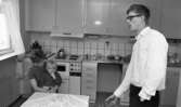 Gyttorp 23 februari 1967

Vid bordet sitter en kvinna med en flicka i famnen. En man med glasögon och vit skjorta står vid en stol.
