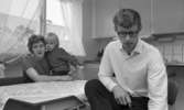 Gyttorp 23 februari 1967

En kvinna sitter vid bordet med en flicka i famnen, och en man med glasögon och vit skjorta.