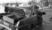 Olycka vid Vintrosa 7 februari 1967

En trafikolycka mellan en lastbil och bil. På vägen står det två poliser och två andra män.