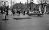Gående, första felgångarn 7 februari 1967

Vid Trädgårdstorget kommer en bil som stannat för fotgängare. På bilden ser man Gamla teatern, och byggnaden på Nerikes Allehanda.