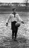 Götberg skall leda idrottspluton,
ÖSK - Bäckman 11 april 1967

Fotbollsspelaren Anders Bäckström sparkar boll på Trängens fotbollsplan. Bakom honom ser man Oxhagens bostadsområde.