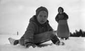 Den första snön 5 nov 1968

Två barn i med pulka i backe.