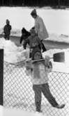 Den första snön 5 nov 1968

Barn med vuxen kvinna trampar den första snön för året.