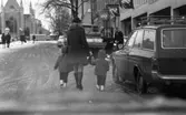 Den första snön 5 nov 1968

Kvinna med två barn på snötäckt Örebrogata.