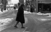 Den första snön 5 nov 1968

Gående kvinna passerar snöplogad gata i Örebro.