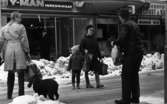 Den första snön 5 nov 1968

Gående kvinna med barn och två manliga gångtraikanter passerar på snöplogad gata i Örebro.