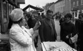 Kopparbergs marknad 30 september 1968

Försäljerska lockar köpare vid sitt marknadsstånd