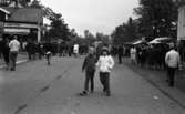 Kopparbergs marknad 30 september 1968

Två ungdomar promenerar runt på marknaden
