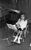 Spela in skiva. 25 september 1968

Bilden visar; kvinna med rullstol i inspelningsstudio.
