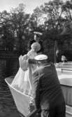 Barnens Dag prinsessan 1 juni 1965

Två men häljper en flicka att kliva av en båt.