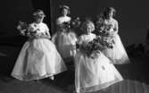 Barnens Dags prinsessan 1 juni 1965

Fyra flickor med blombuketter i händerna.