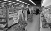 Vivohallen 8 mars 1967

På ICA Norahallen står en butiksanställd och visar  spanska apelsiner. Man ser också kunder i affären.