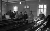 Auktionskammaren, 6 maj 1965

Damer och herrar tittar på musikinstrumet på auktion.