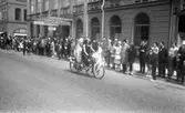 Barnens Dags Tåget 31 maj 1965

Flickor på en tandemcykel i en parad