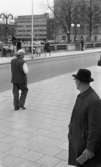 Folk går på systemet 11 maj 1965

Folk går på trottoaren på Storbron