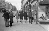 Orubricerat 11 maj 1965

Man i arbetskläder på Drottninggatan.