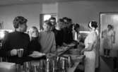 Bespisning Gumaeliusskolan, 19 november 1965

Elever i matkö.
