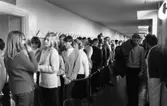 Bespisning Gumaeliusskolan, 19 november 1965

Elever i kö i korridor vid matsalen.