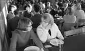 Bespisning Gumaeliusskolan, 19 november 1965

Elever äter lunch i skolmatsal.
