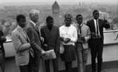 Lyxvillor 25 maj 1966

Utländsk delegation tittar på utsikt från Svampen.
Norra vattentornet syns.