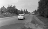 Lyxvillor 25 maj 1966

Landsvägen genom Lillån. Riksväg 50 norrut.
Kåviskylt i bakgrunden.