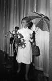 Mary Poppins, 8 oktober 1965

Kvinna med blomma
