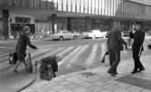 Orubricerat  8 oktober 1965

 Polisman på gatan, vägarbetare, folk på gatan