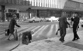Orubricerat  8 oktober 1965

 Polisman på gatan, vägarbetare, folk på gatan