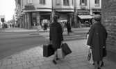 Orubricerat  8 oktober 1965

Kvinna med väskor på gatan Järnvägsgatan