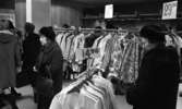 Reakarusellen, 28 december 1965

Kvinnor i klädesbutik
