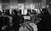 Reakarusellen, 28 december 1965

Kvinnor i kläderbutik