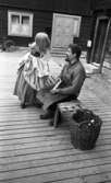 Wadköping reportage  5 juni 1965.

Två skådespelare i aktion. Klädda i 1700-talskläder. Kvinnan på bilden är Birgitta Götestam.