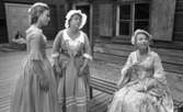 Wadköping reportage  5 juni 1965.

Tre skådespelare i aktion. I bakgrunden sitter Birgitta Götestam. Klädda i 1700-talskläder.