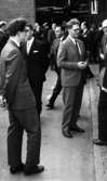 Åbyverkets invigning 12 maj 1965.

Herrar i kostym samtalar.