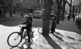 Örebro i konsten 25 maj 1965.

Barn med cyklar på stan.