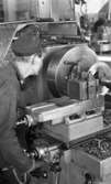 Vi på jobbet (Avos) 2 mars 1965.

Arbetare vid maskin.