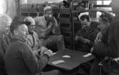 Vi på jobbet (Avos) forts. 2 mars 1965.

Arbetare på rast spelar kort.