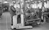 Vi på jobbet (Avos) forts. 2 mars 1965.

Arbetare på verkstadsgolvet med truck.