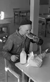 Vi på jobbet (Avos) forts. 2 mars 1965.

Arbetare på lunchrast i matsalen.