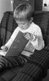 Sexbok i småskolan 21 september 1965

Barn sitter i fåtölj och läser ur bok