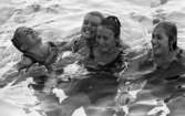 Simlandskampen, 7 augusti 1965

Fyra unga flickor i en bassäng i Gustavsvik.