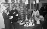 Ostaffär, 1 april 1966

Kunder i ostaffär, provsmakar ostar
