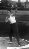 Stig Pettersson 7 juli 1965

Ung man står på idrottsplats. Han är kulstötare. Han är iklädd vitt gymnastiklinne, mörka gymnastikbyxor samt vita gymnastikskor. Han håller kulan i sin högra hand i axelhöjd.
