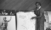 Drick vin gratis 31 juli 1965


Kvinna i klänning och glasögon förevisar en karta med italiensk text. Det står 