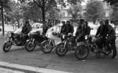 Knuttar och spättor 22 juni 1965.

Tio stycken ungdomar med motorcyklar.