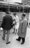 Knytkalaset 5 juli 1965.

Harald Aronsson samtalar med andra jubileumsdeltagare på en busshållplats.
59.26845, 15.20860