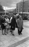 Knytkalaset 5 juli 1965.

Harald Aronsson gående från busshållplatsen tillsammans med en grupp övriga festdeltagare.
