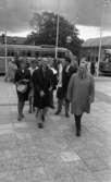 Knytkalaset 5 juli 1965.

Harald Aronsson kommer gående från busshållplatsen i samspråk med andra jubileumsdeltagare.