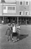 Skolan börjar, 26 augusti 1965.

Skolelever uppställda på skolgård vid skolstart.