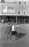 Skolan börjar, 26 augusti 1965.

Skolelever uppställda på skolgård vid skolstart.